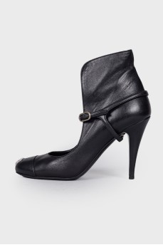 Leather shoes with metal toecap