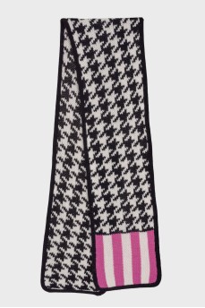 Scarf with houndstooth print