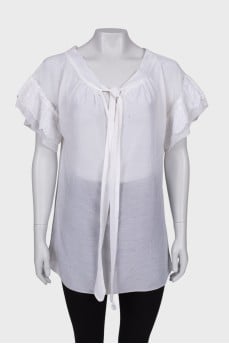 Blouse with lace on the sleeves