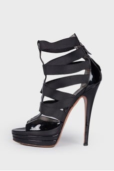 Lacquered sandals with textile inserts