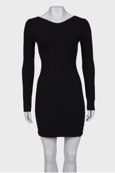 Black dress close-fitting in the waist
