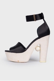 Black sandals with pearl