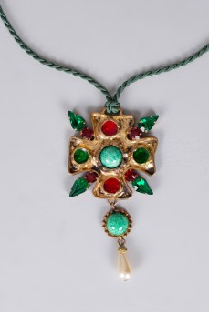 Green necklace with rhinestones