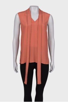 Blouse with ties at the collar