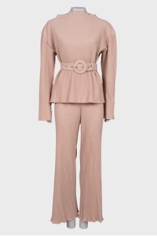 Beige pleated suit