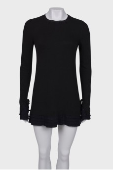 Dress with ruffles on the cuffs and hem