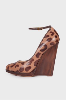 Leather pumps in leopard print
