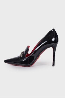 Lacquered shoes with silver hardware