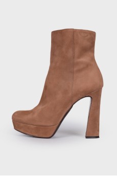 Square toecap suede ankle boots