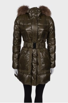 Long down jacket under the belt with a hood with a tag