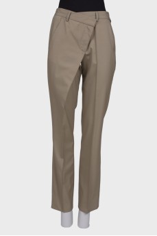 Pants with asymmetric closure