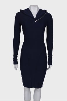 Dress with hooded close-fitting in the waist