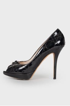 Open toecap patent leather shoes
