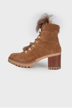 Suede boots with fur