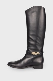 Leather boots with low heels