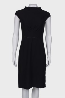 Black dress close-fitting in the waist