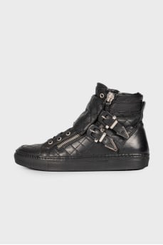 Zipped leather boots