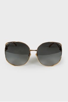 Sunglasses with brand logo
