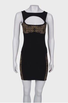 Dress with a cutout on the chest