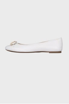 White ballerinas with a bow