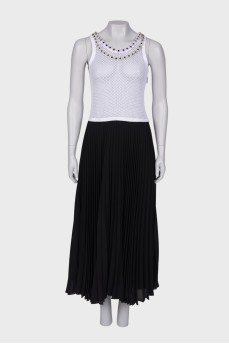 Black and white dress decorated with a necklace
