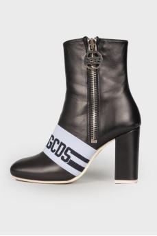 Leather ankle boots with brand logo