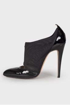 Lacquered mesh shoes