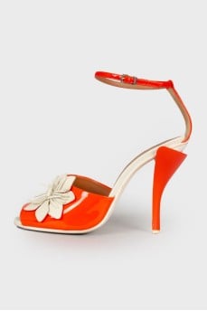 Lacquered shoes with flower decor