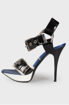 Leather sandals with decorative buckle