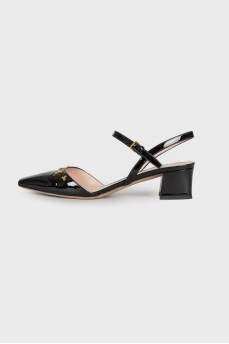Patent leather shoes with decor
