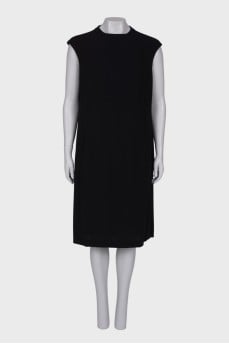 Black sleeveless dress