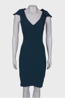 Dark green dress close-fitting in the waist
