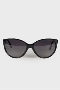 Sunglasses with brand logo