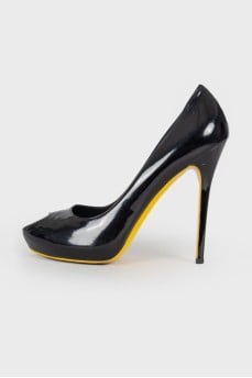 Peep-toe patent leather shoes