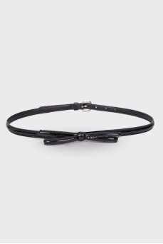 Lacquered belt with a bow