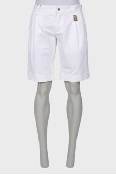 Men's white shorts with tag