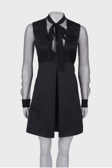 Dress close-fitting in the waist with mesh