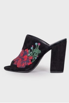 Suede sandals with embroidery