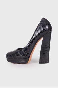 Embossed leather shoes