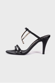 Leather sandals with metallic decoration