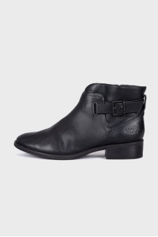 Zipped leather boots