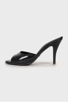 Heeled varnished mules