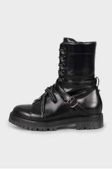 Leather boots decorated with buckle