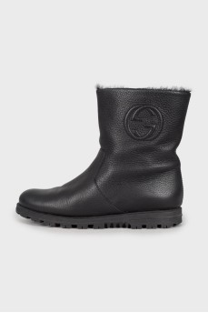 Insulated boots with embroidered logo