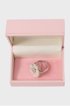 Gold ring in the shape of a flower