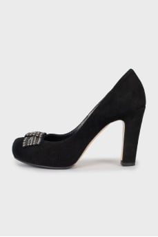 Suede shoes decorated with a bow