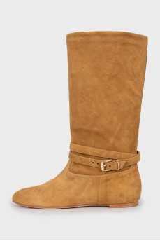 Suede boots decorated with buckle