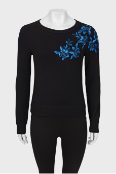 Sweatshirt decorated with embroidery