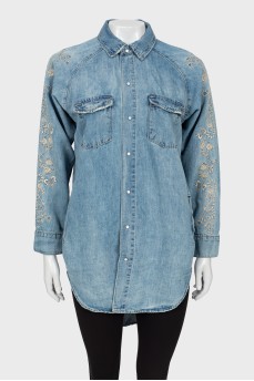 Long shirt decorated with embroidery