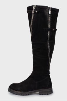 Suede boots decorated with zippers